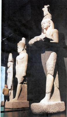 エジプト展　3体の巨像、ハピ神像・ファラオ像・王妃像.jpg